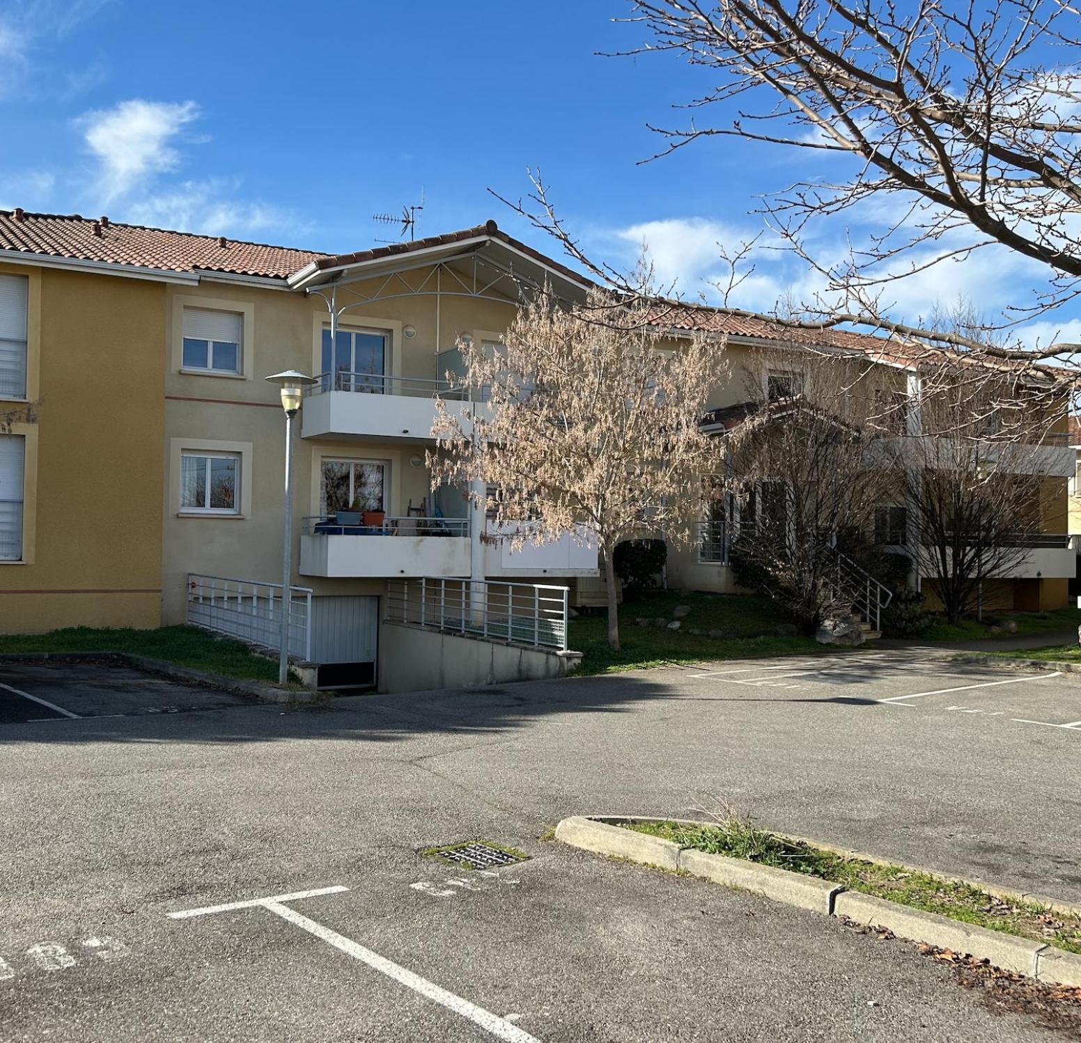 T2 Quartier Mermoz, 2 Places De Parking Privees *